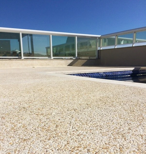 Piso fulget na área externa de uma piscina